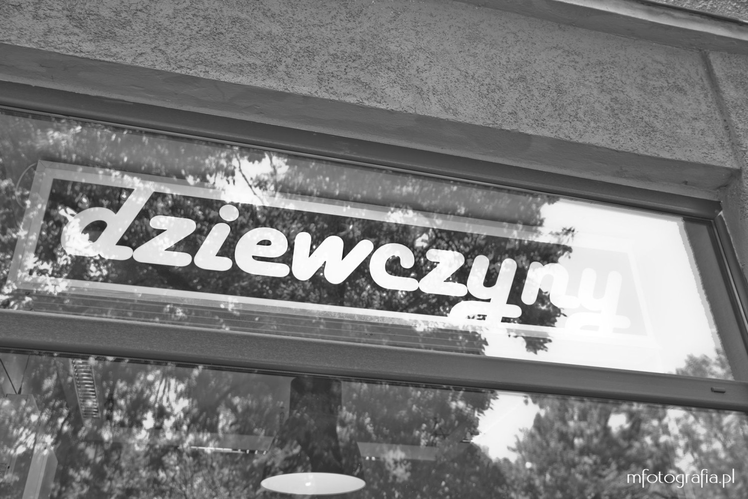 fotografia szyldu dziewczyny